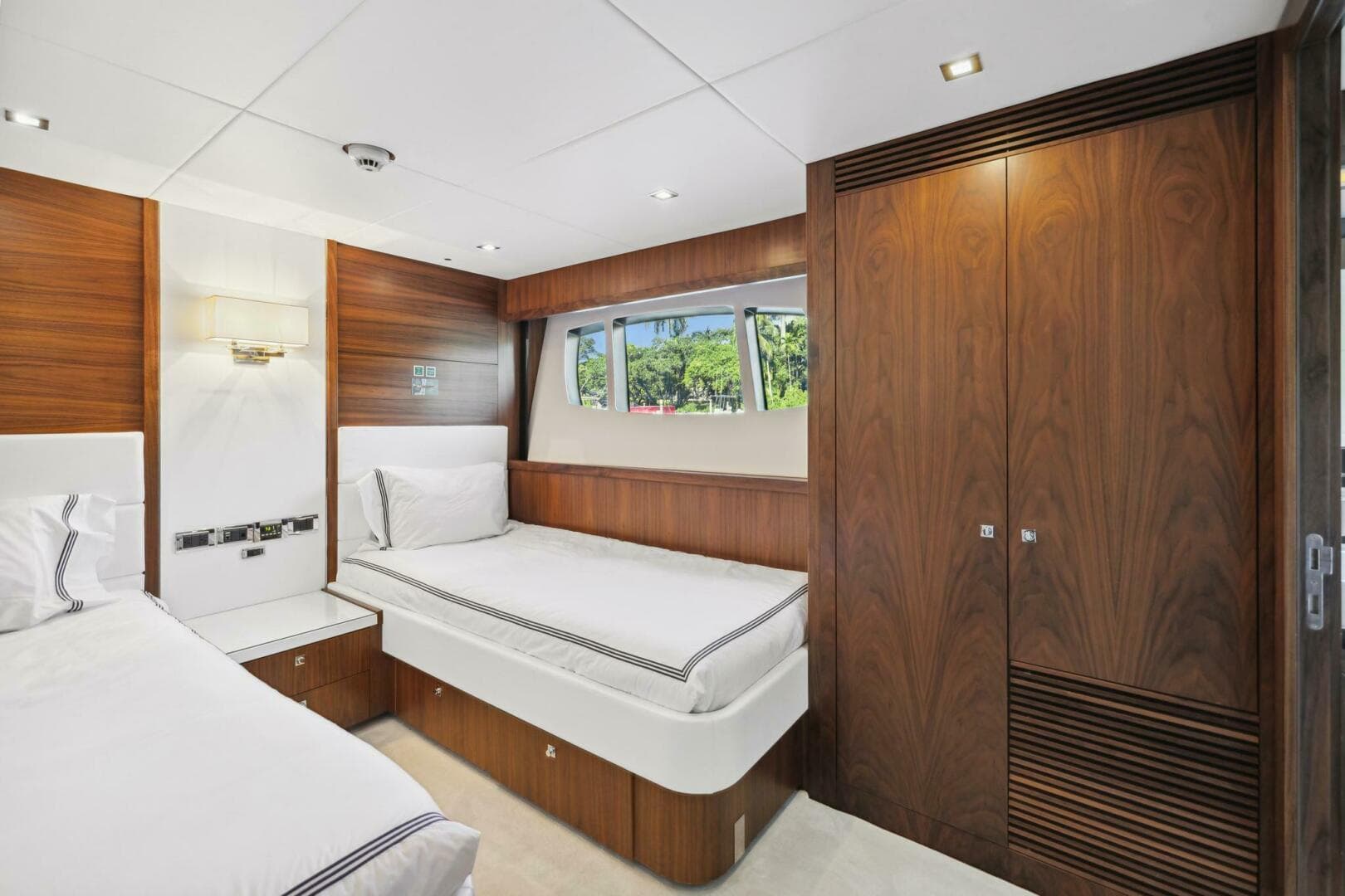 2011 Sunseeker 34M — photo 31