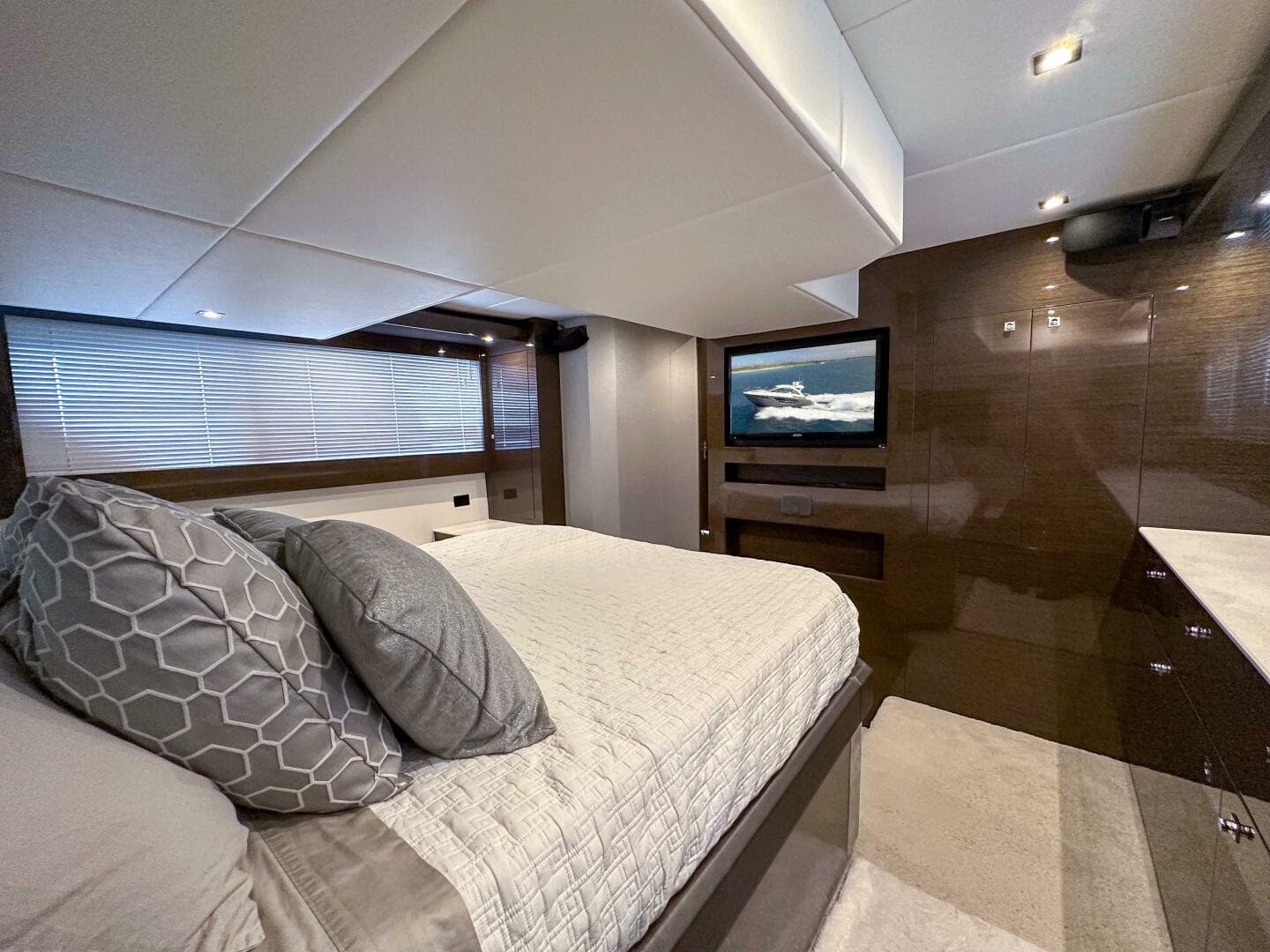 2019 Cruisers Yachts 50 Cantius — photo 18