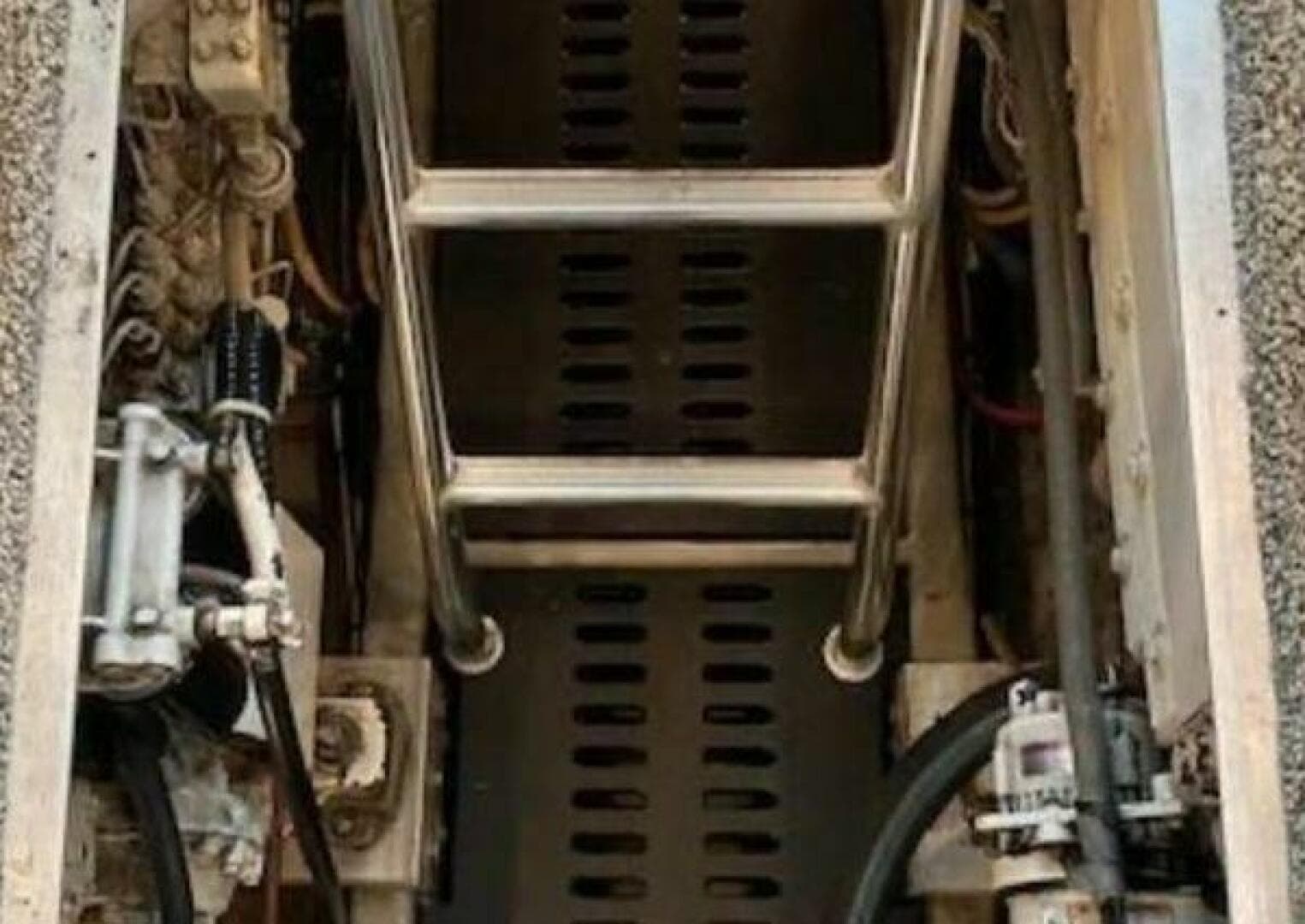 2001 Luhrs Convertible — photo 16