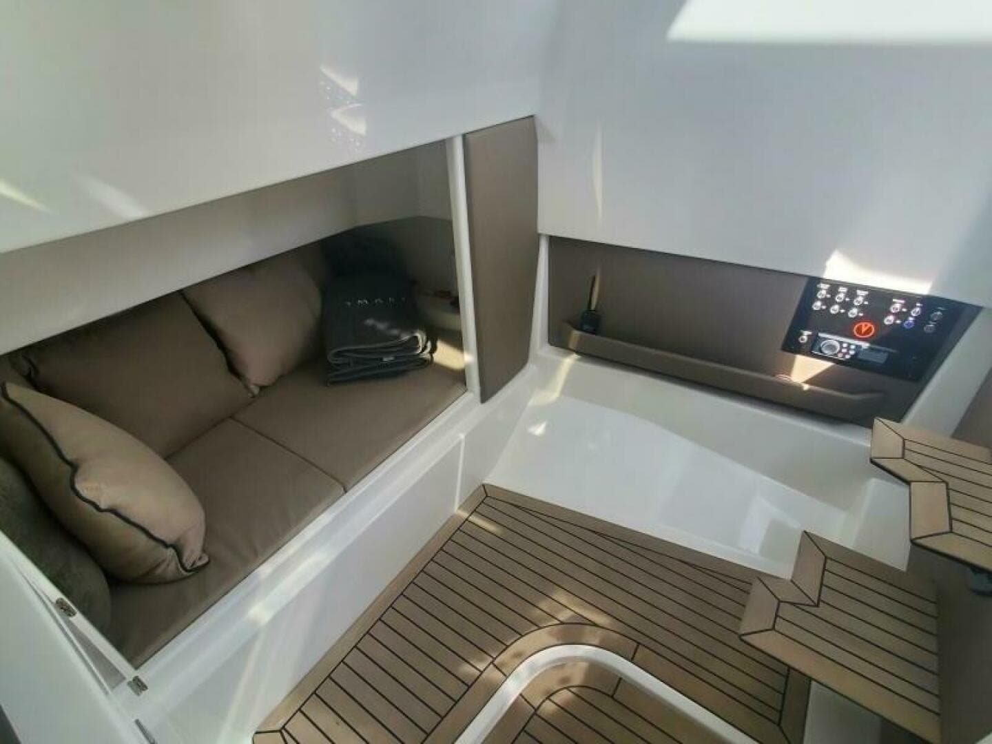 2021 Vanquish Vq 40 — photo 13