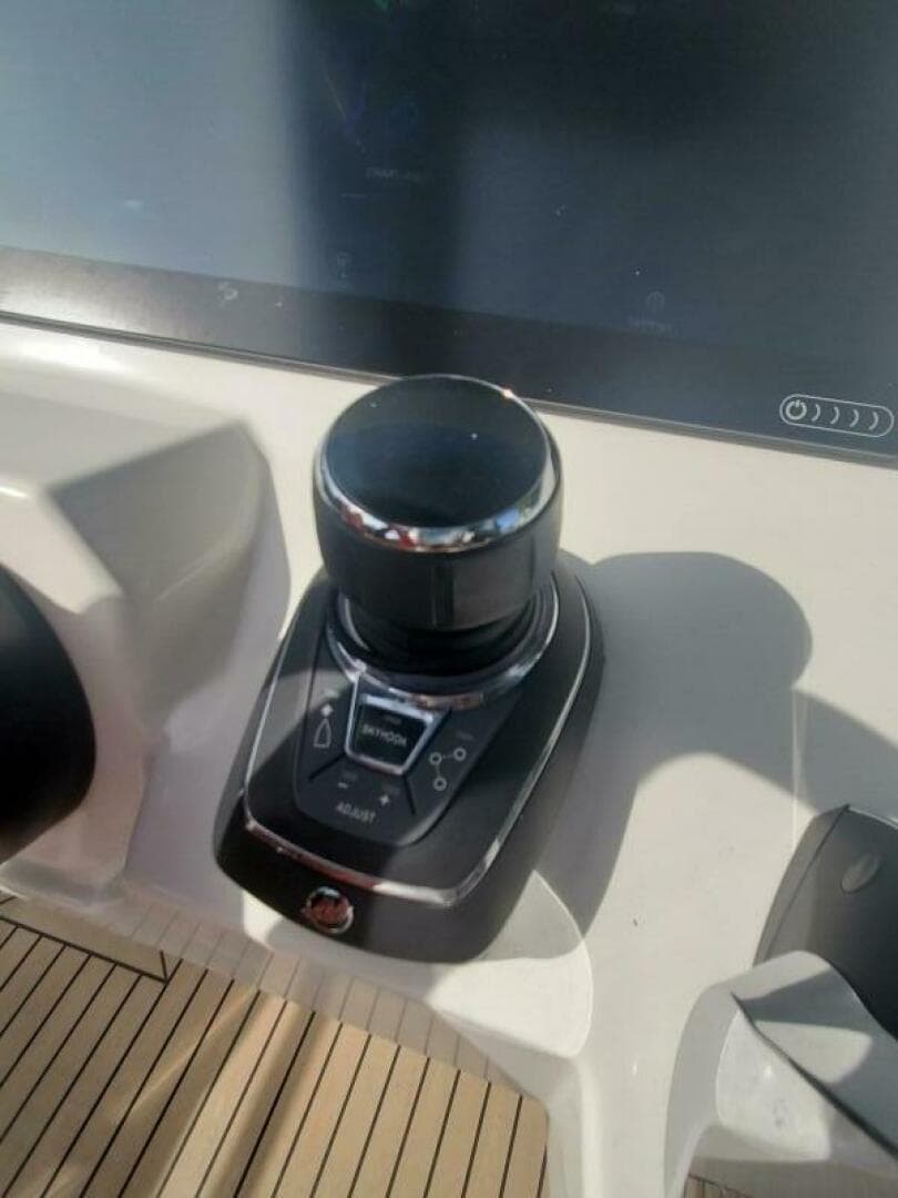 2021 Vanquish Vq 40 — photo 10