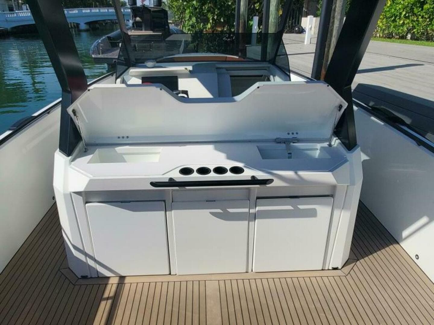 2021 Vanquish Vq 40 — photo 16