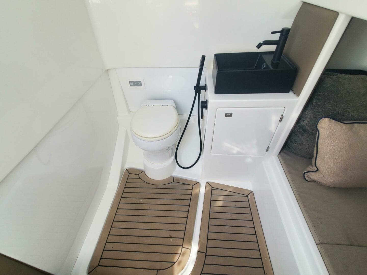 2021 Vanquish Vq 40 — photo 15