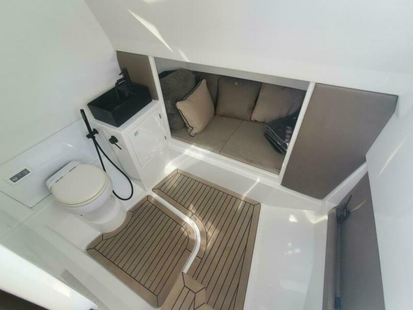 2021 Vanquish Vq 40 — photo 14