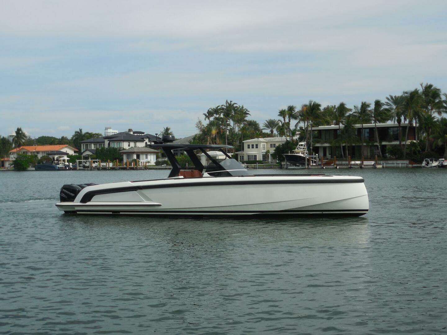 2021 Vanquish Vq 40 — photo 1