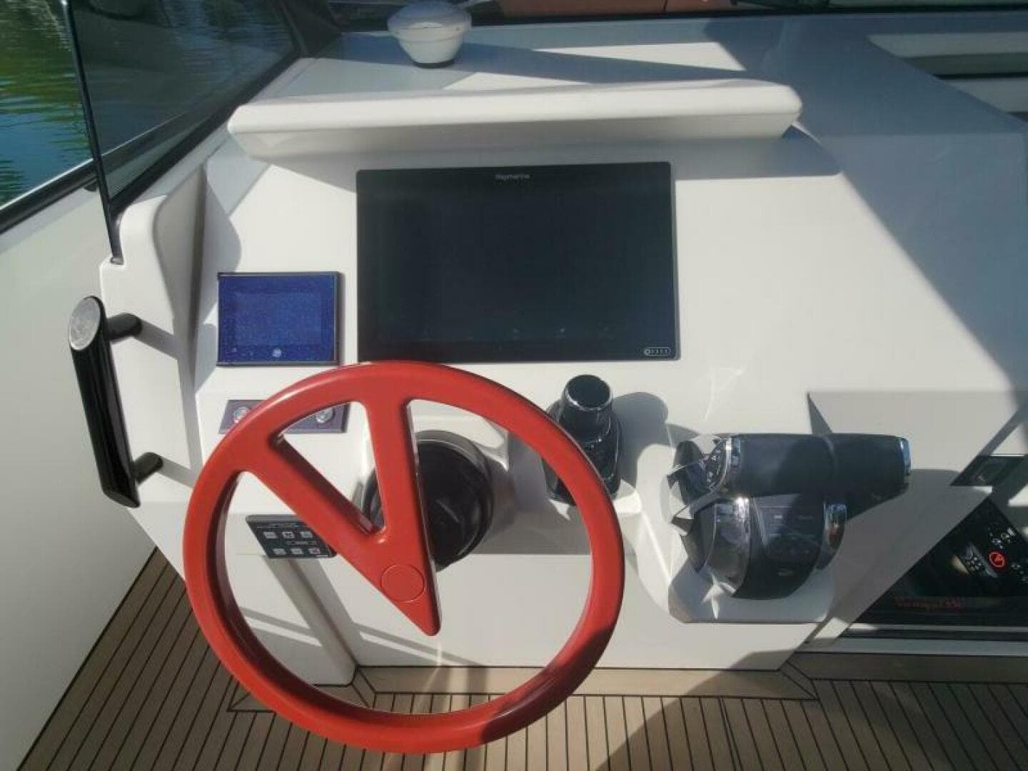 2021 Vanquish Vq 40 — photo 8