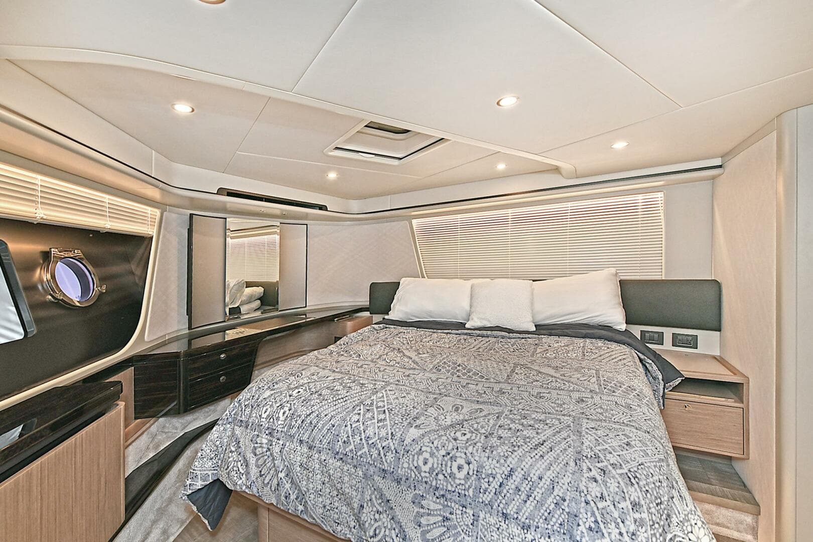 2022 Absolute 62 Fly — photo 48