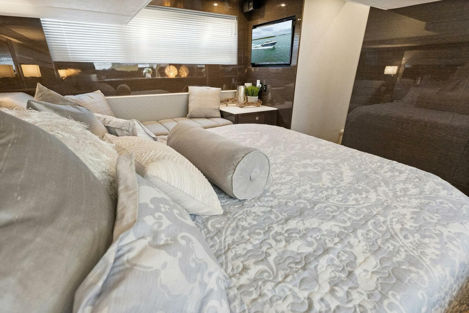 2020 Cruisers Yachts 46 Cantius — photo 32