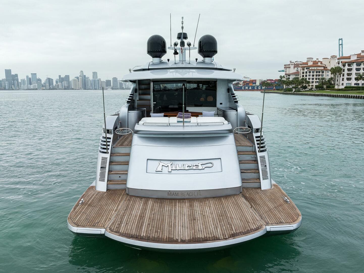 2009 Pershing Express — photo 4