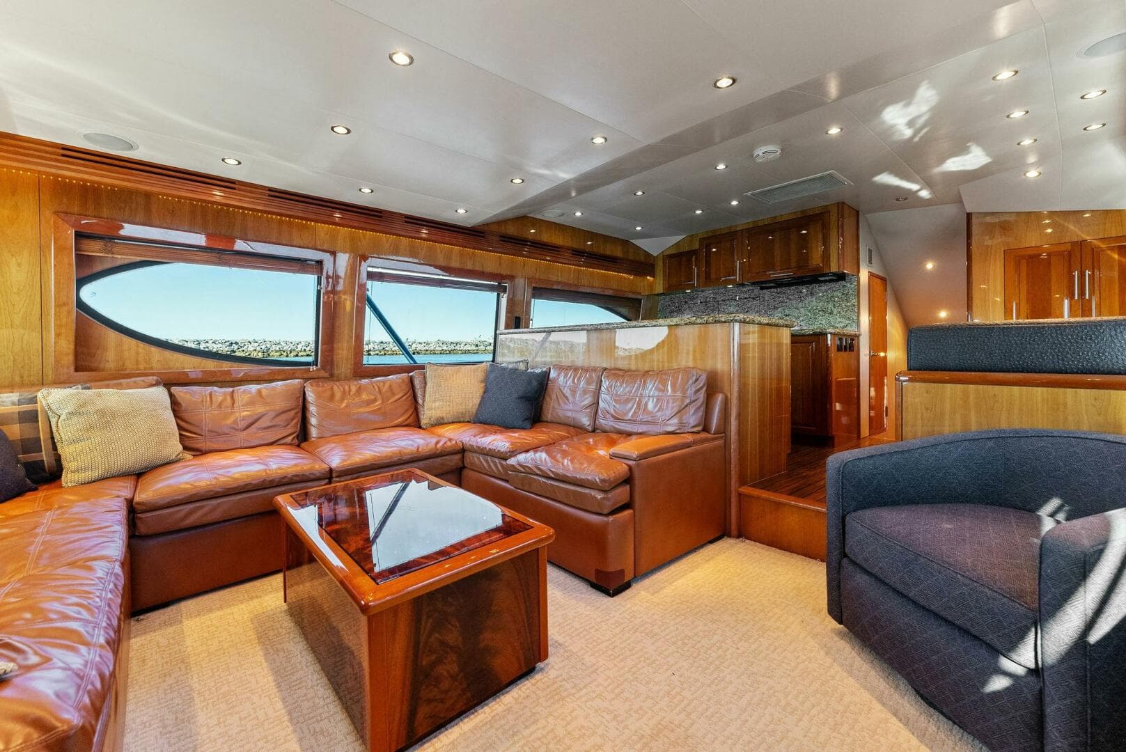 2007 Hatteras 64 Convertible — photo 7