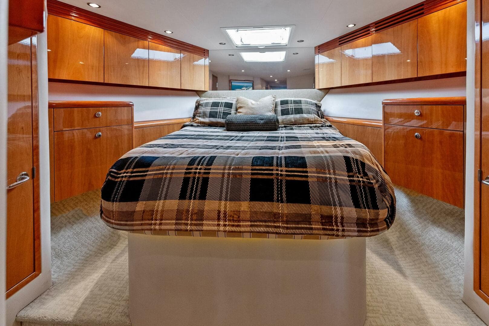 2007 Hatteras 64 Convertible — photo 19