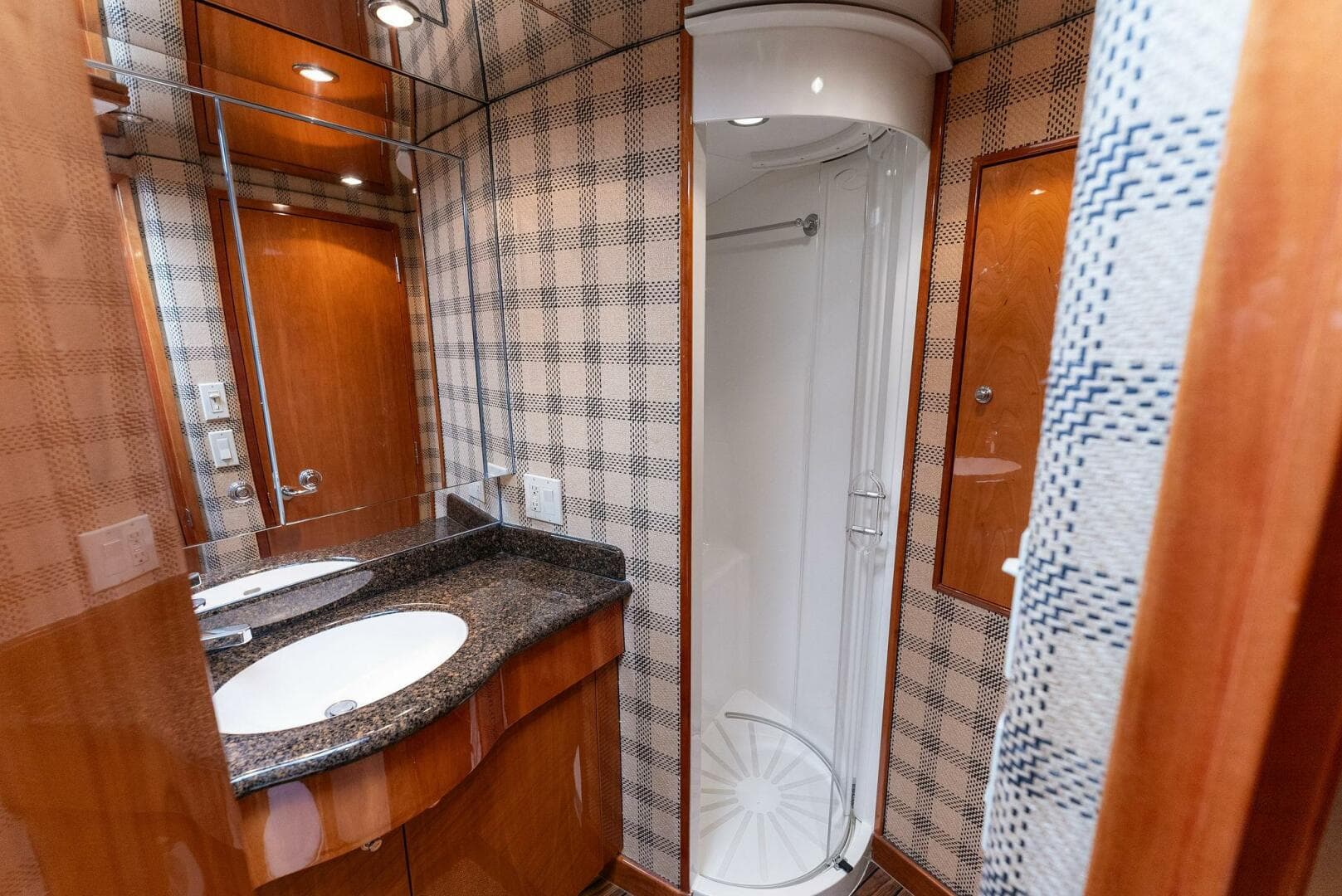 2007 Hatteras 64 Convertible — photo 24