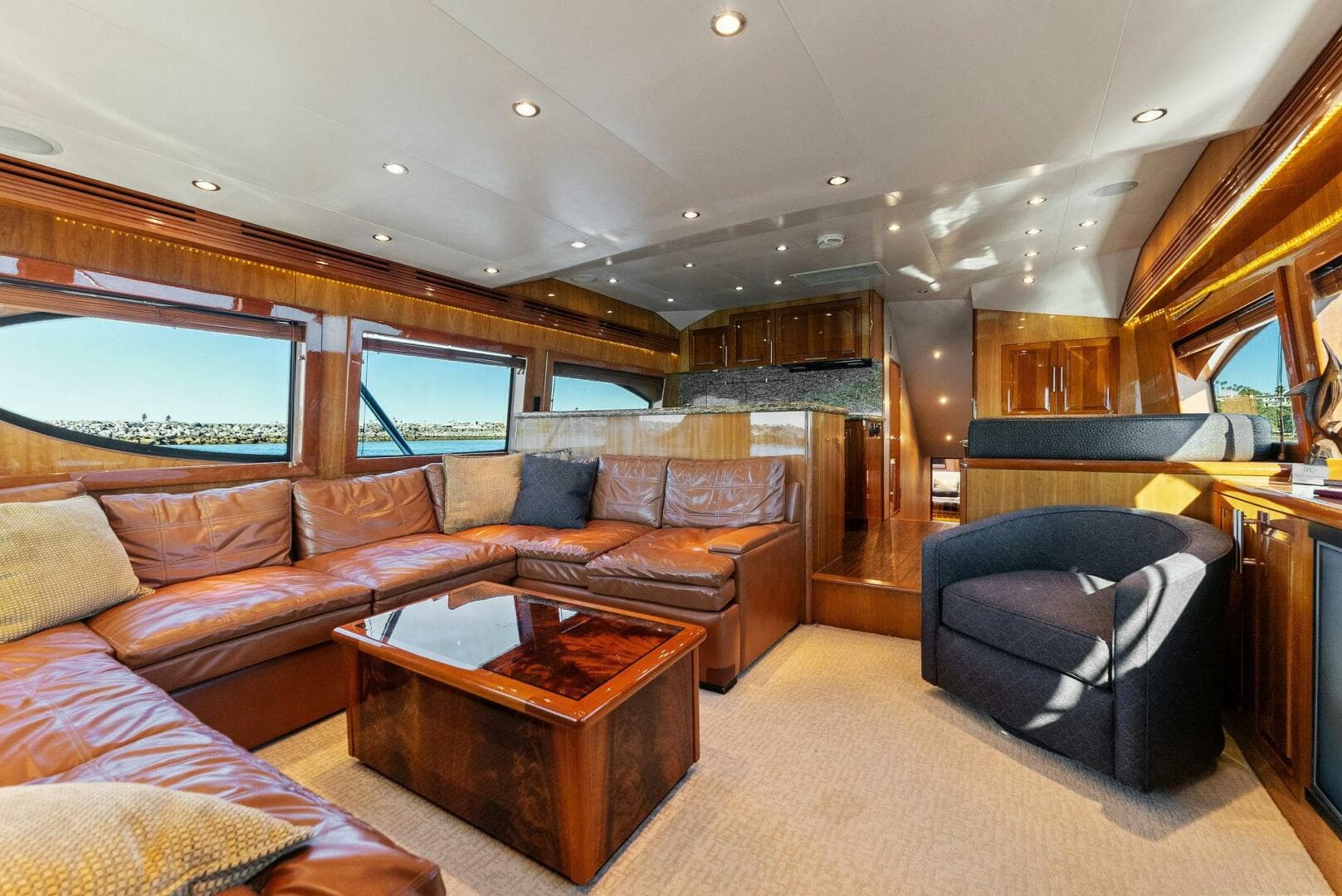 2007 Hatteras 64 Convertible — photo 2