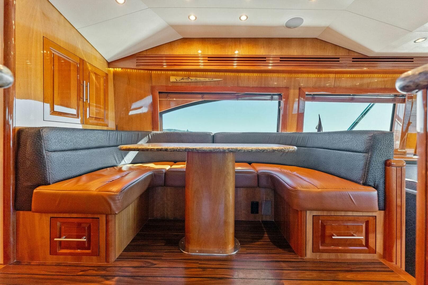 2007 Hatteras 64 Convertible — photo 13