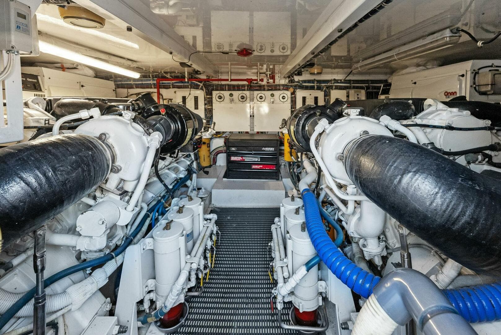 2007 Hatteras 64 Convertible — photo 6