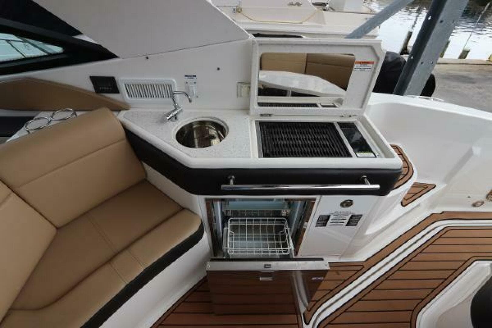 2019 Sea Ray 320 Sundancer — photo 13