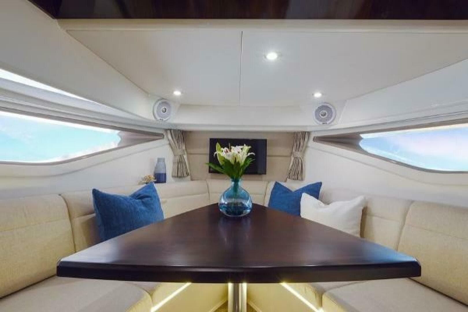 2019 Sea Ray 320 Sundancer — photo 51