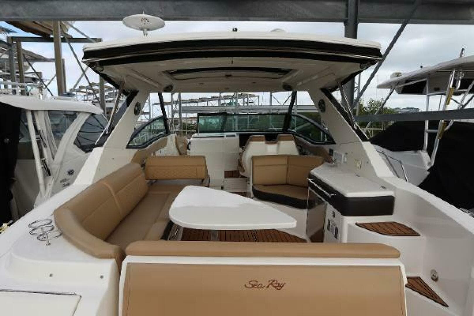 2019 Sea Ray 320 Sundancer — photo 9