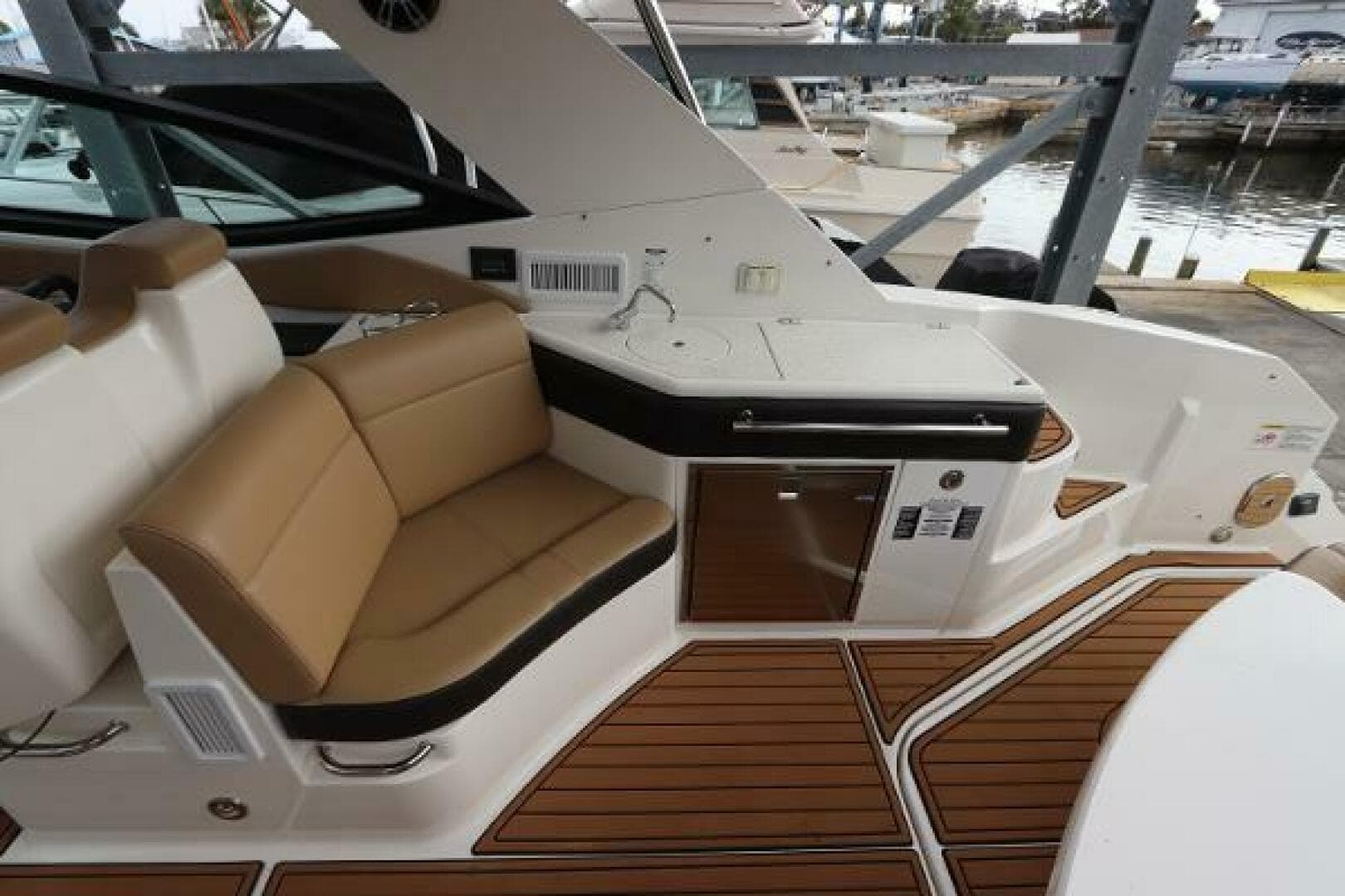 2019 Sea Ray 320 Sundancer — photo 12