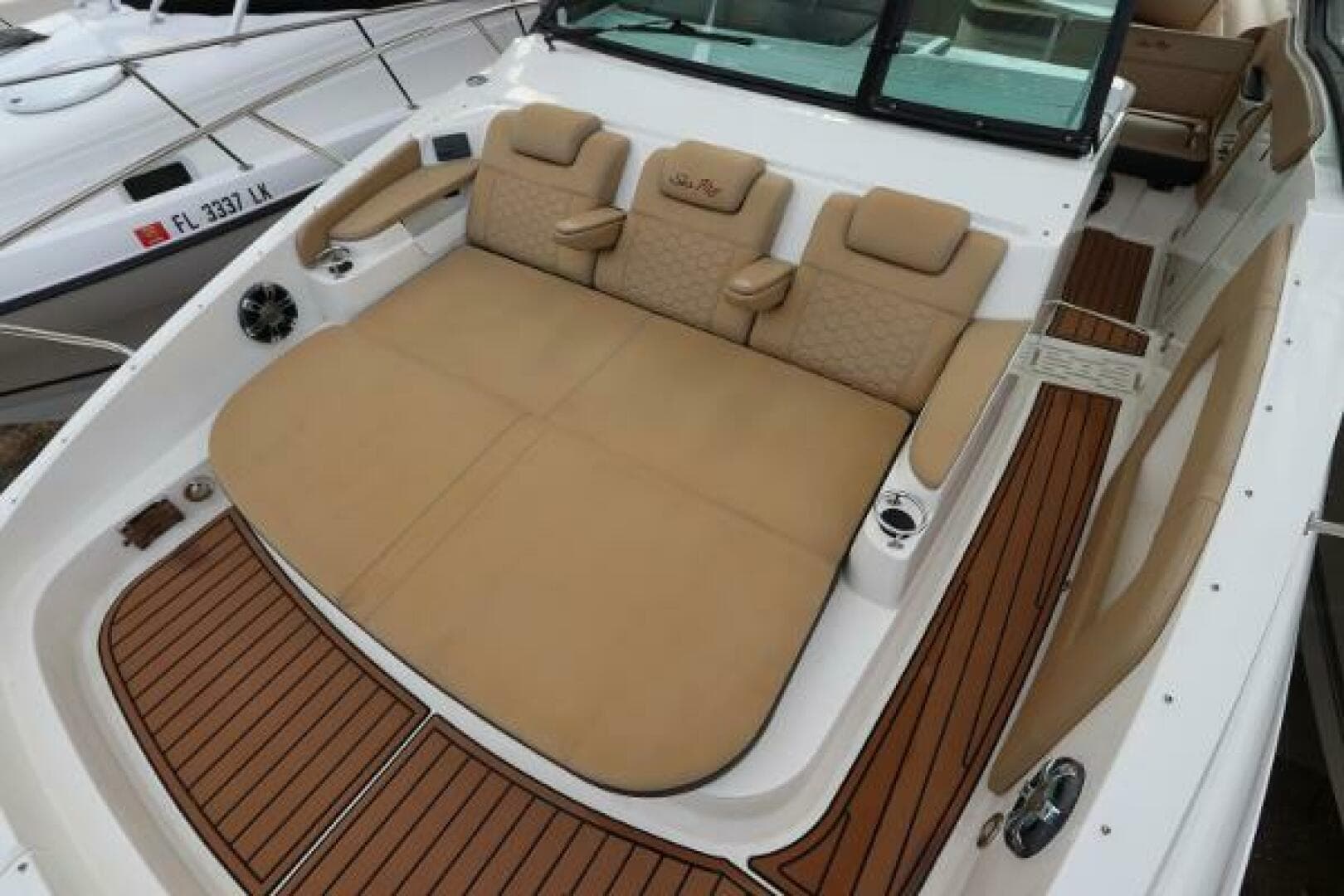 2019 Sea Ray 320 Sundancer — photo 30