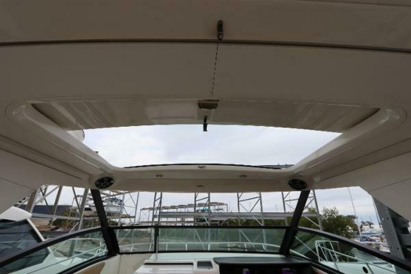 2019 Sea Ray 320 Sundancer — photo 34