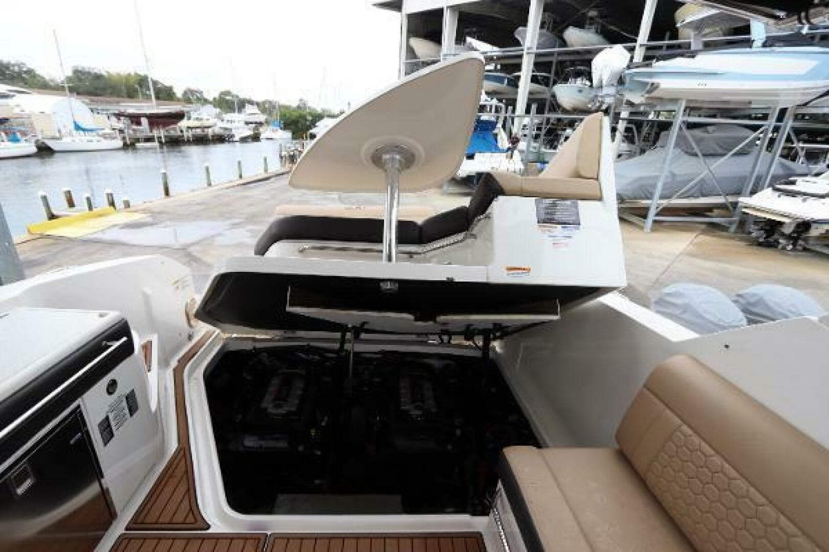 2019 Sea Ray 320 Sundancer — photo 44