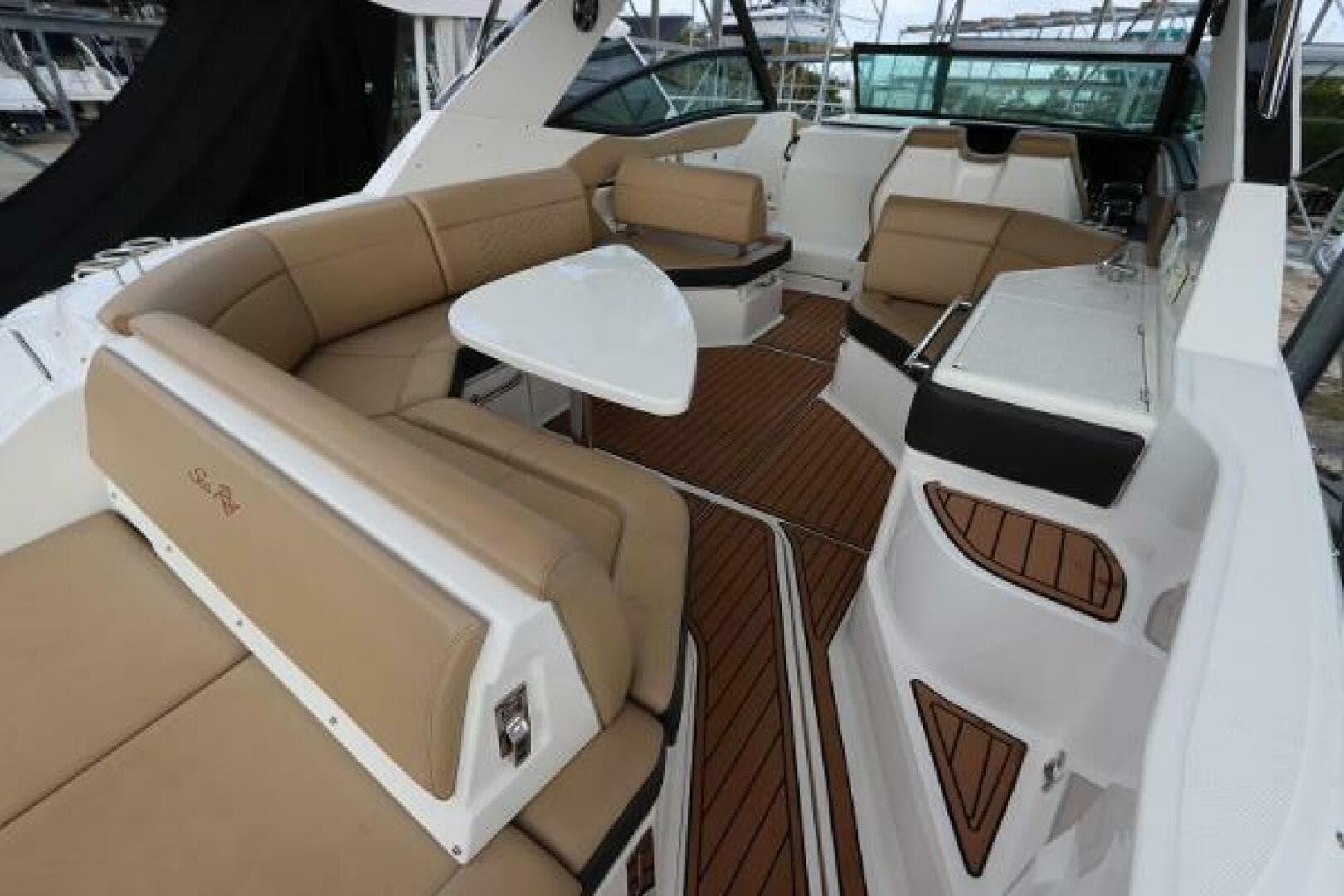 2019 Sea Ray 320 Sundancer — photo 10