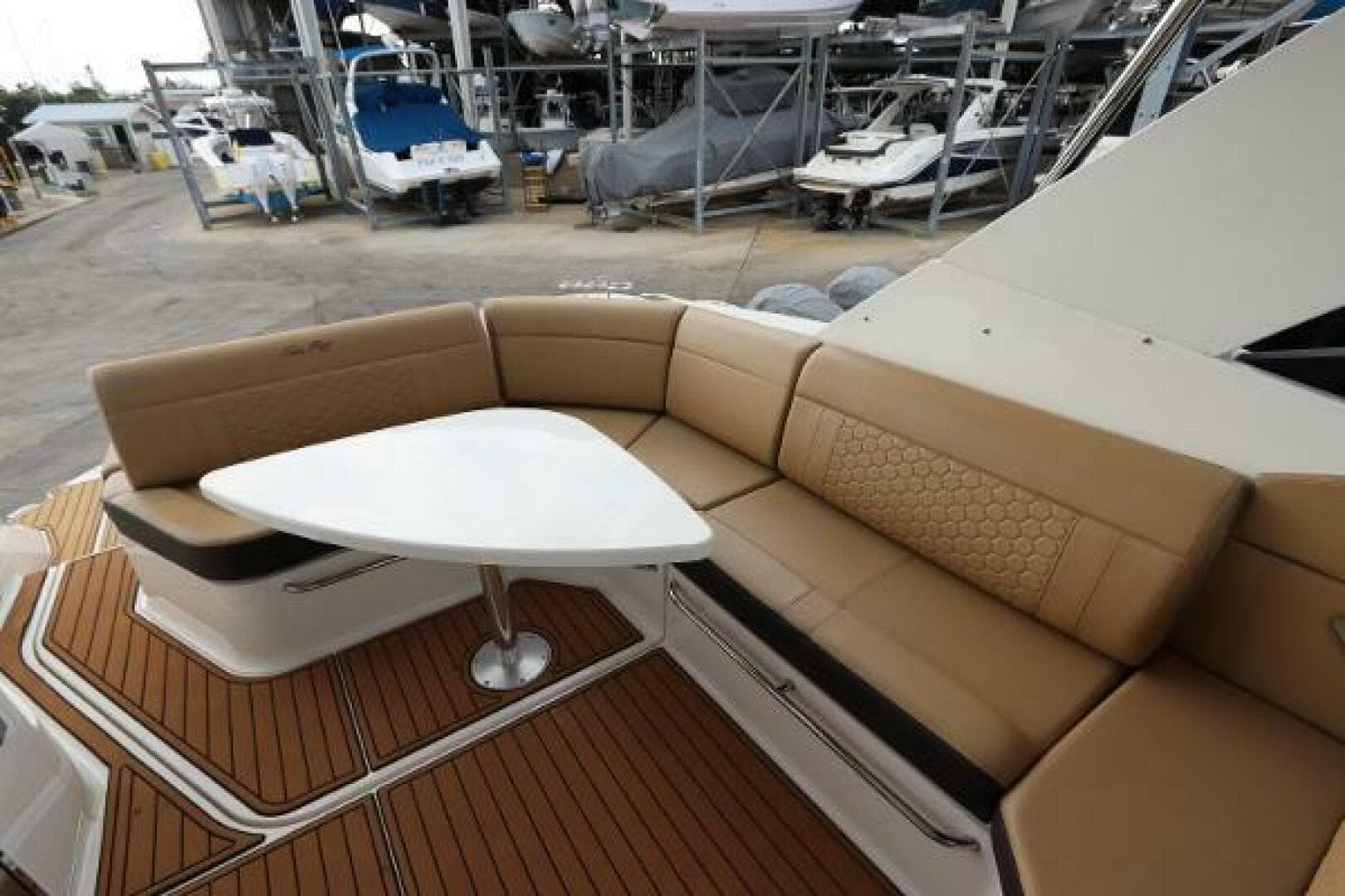 2019 Sea Ray 320 Sundancer — photo 11