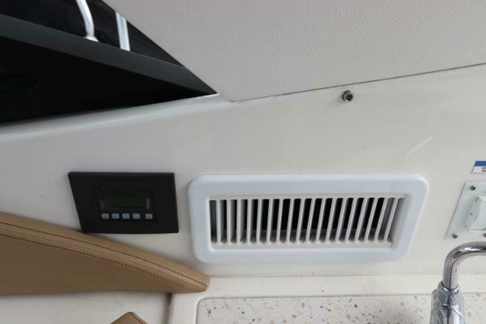 2019 Sea Ray 320 Sundancer — photo 14