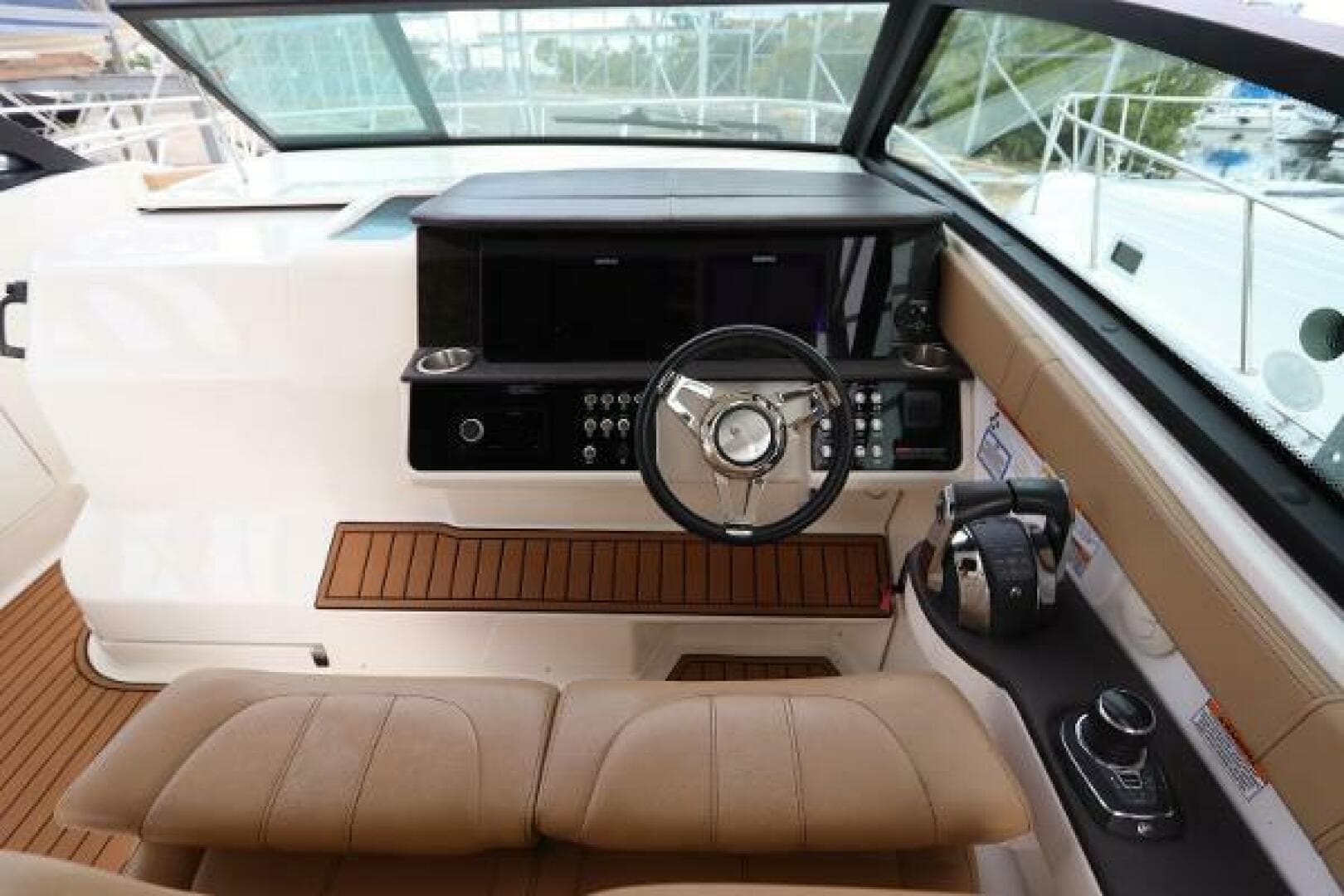 2019 Sea Ray 320 Sundancer — photo 18