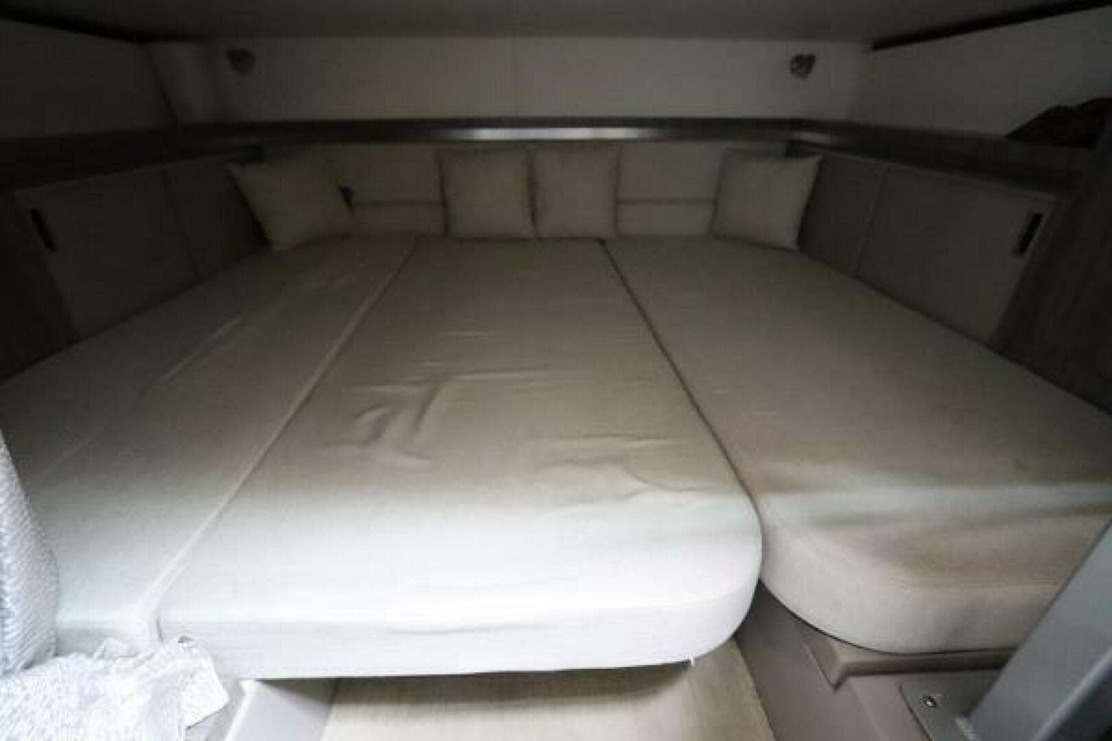 2019 Sea Ray 320 Sundancer — photo 40