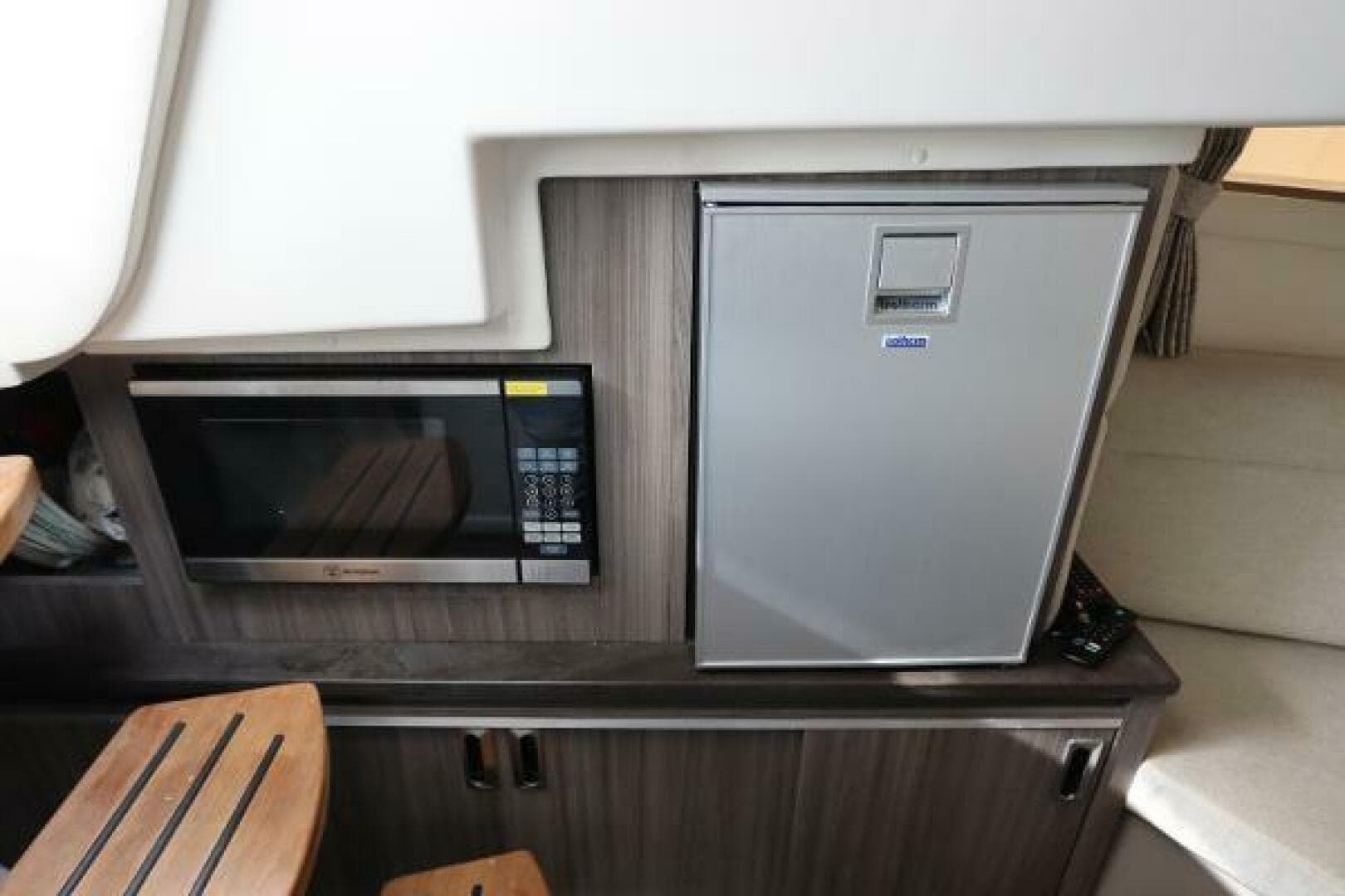 2019 Sea Ray 320 Sundancer — photo 38