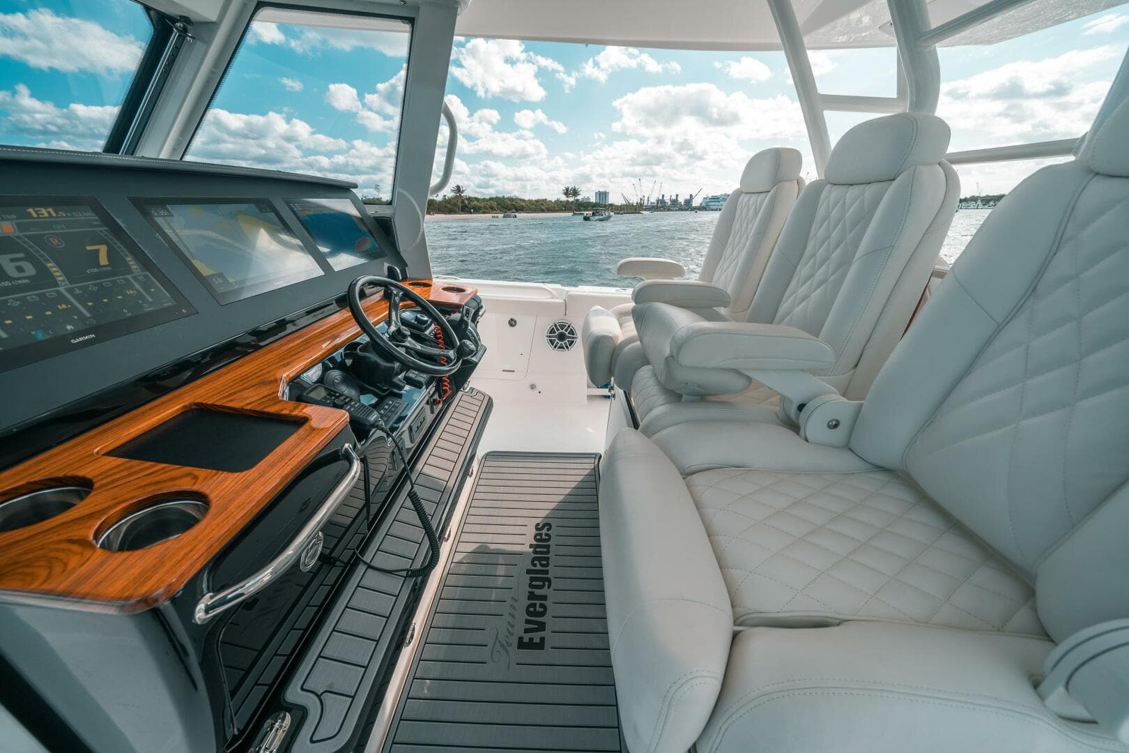 2022 Everglades 395 CC — photo 43