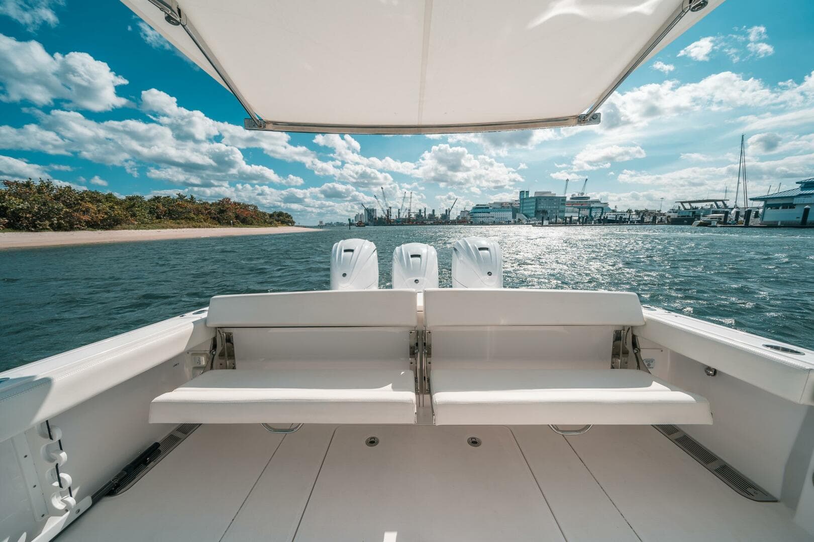 2022 Everglades 395 CC — photo 34