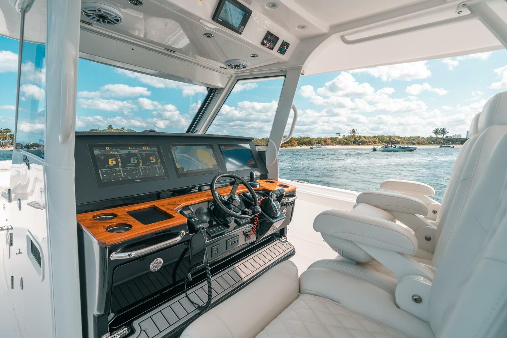 2022 Everglades 395 CC — photo 40