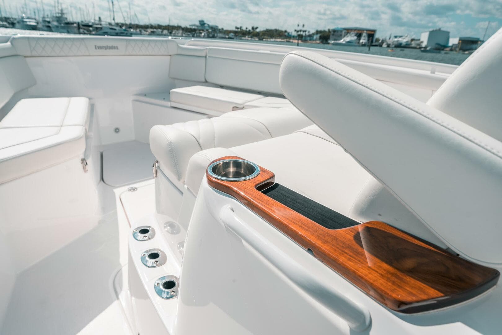 2022 Everglades 395 CC — photo 21