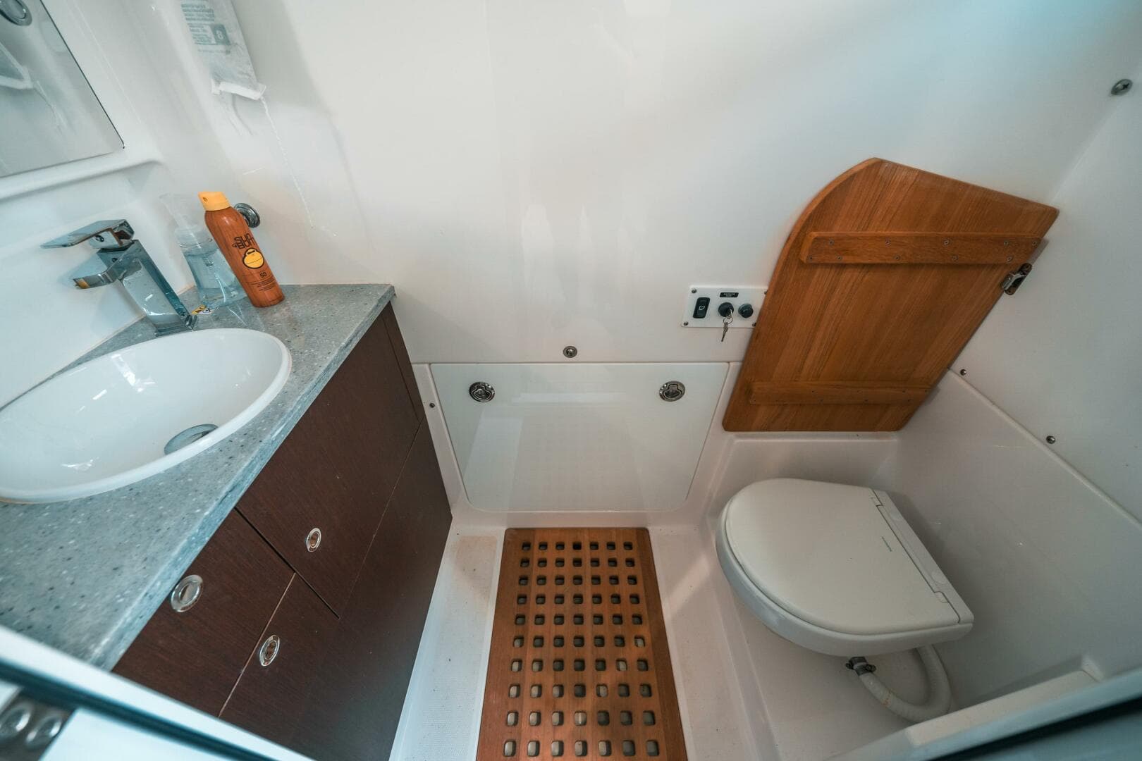 2022 Everglades 395 CC — photo 51