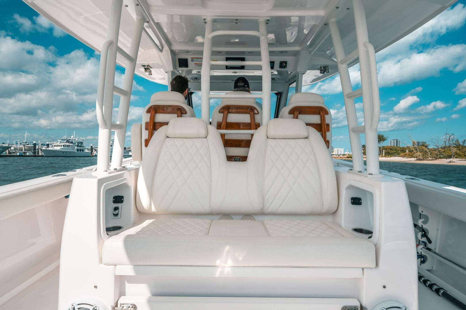 2022 Everglades 395 CC — photo 37