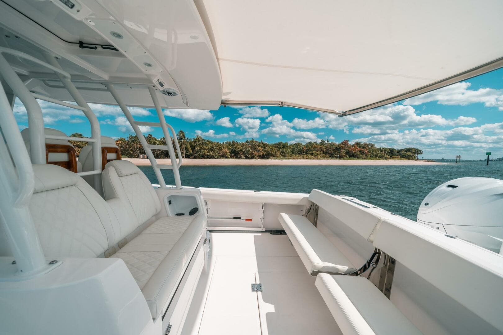 2022 Everglades 395 CC — photo 31