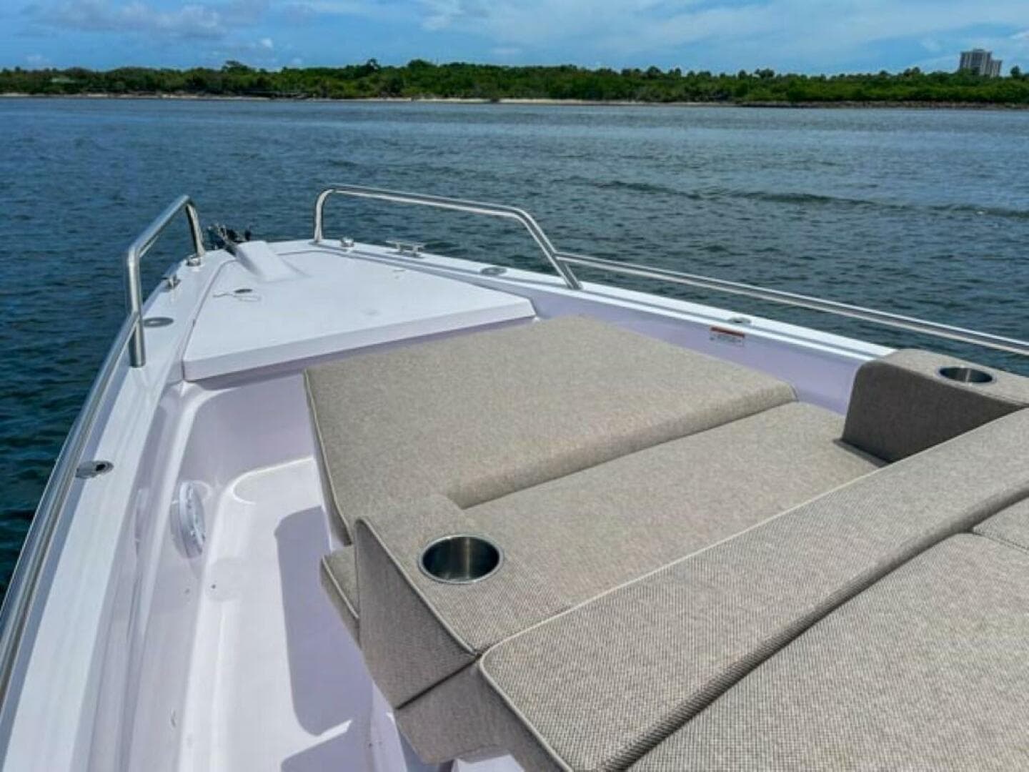 2024 Axopar 37 XC Cross Cabin — photo 10