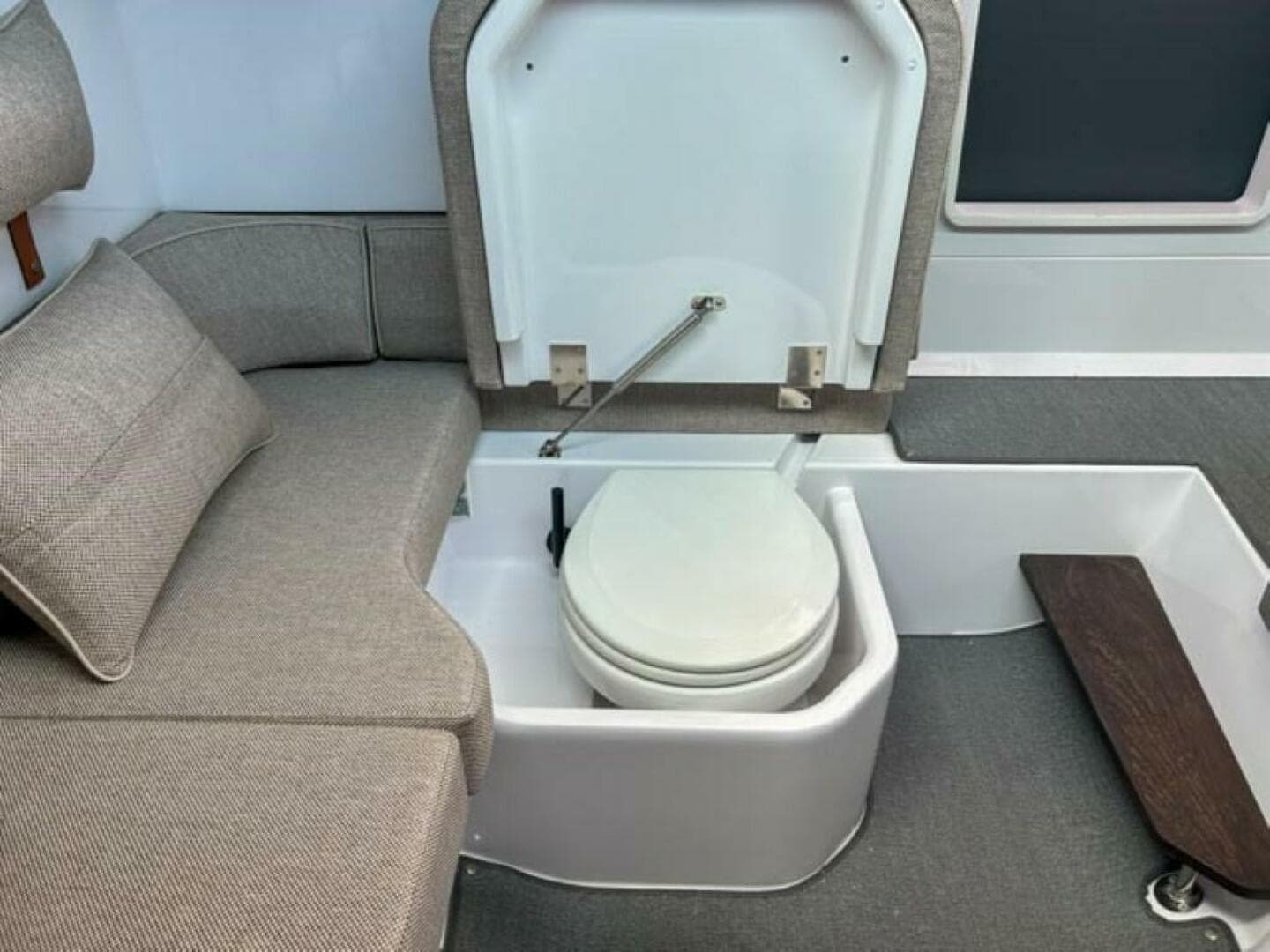 2024 Axopar 37 XC Cross Cabin — photo 21