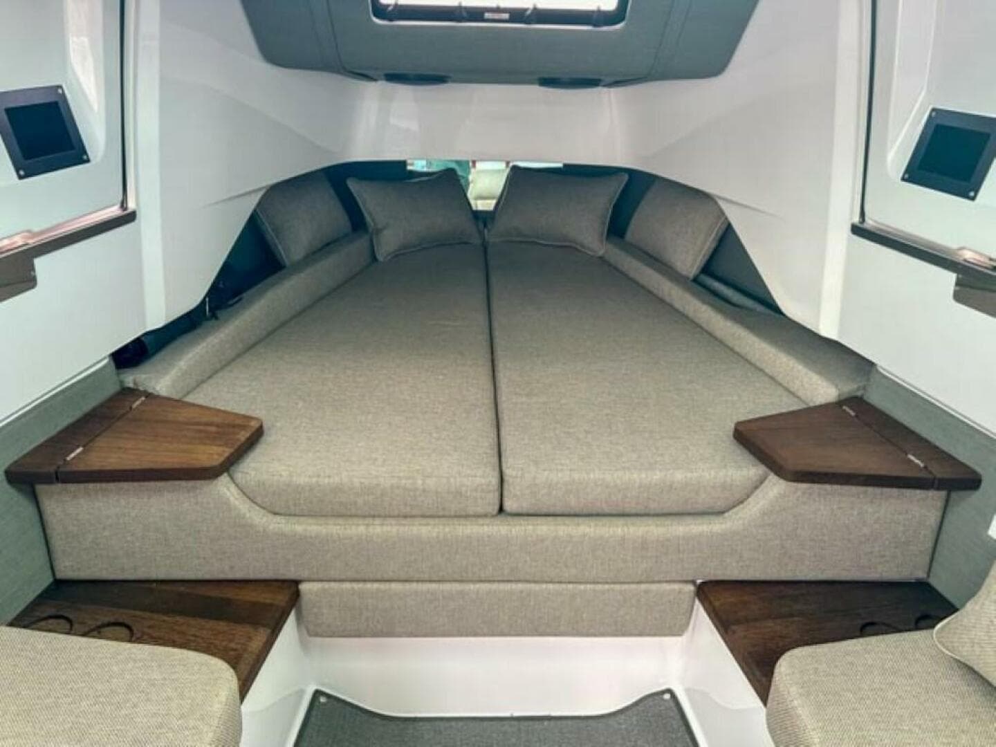 2024 Axopar 37 XC Cross Cabin — photo 17