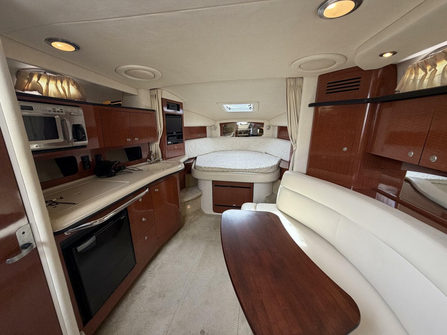 2005 Sea Ray 320 Sundancer — photo 8