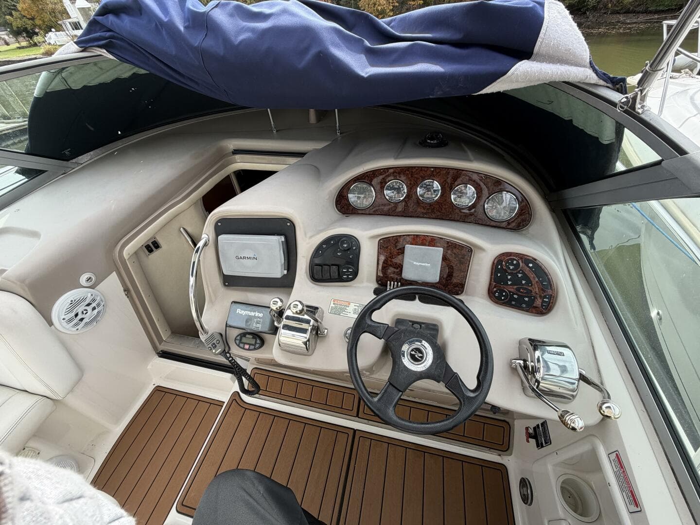 2005 Sea Ray 320 Sundancer — photo 12