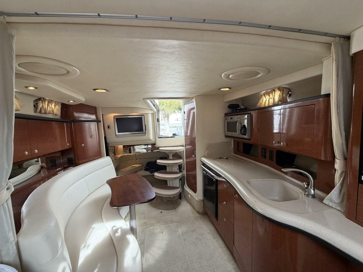 2005 Sea Ray 320 Sundancer — photo 6