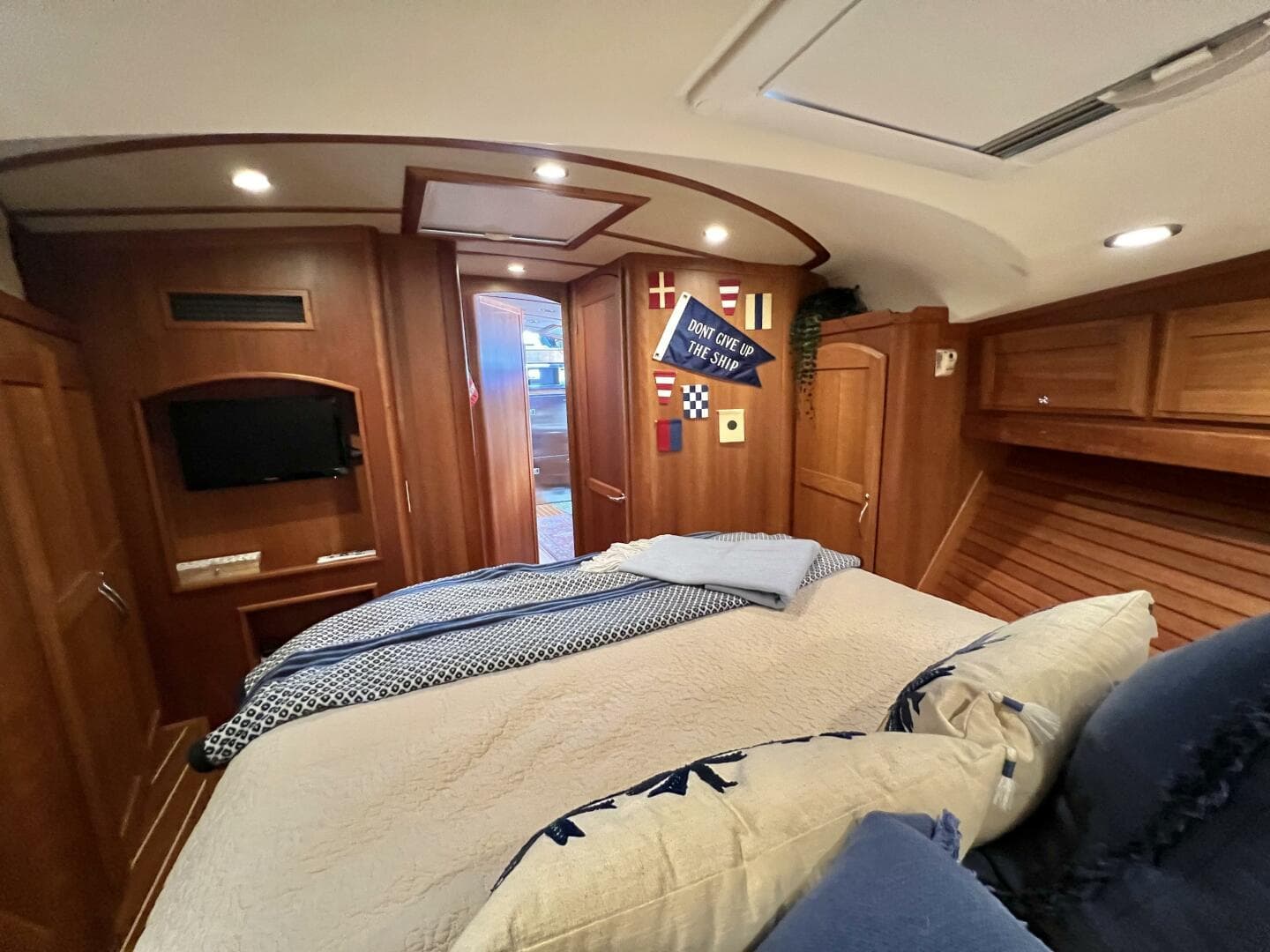 2017 Sabre 48 Salon Express — photo 28