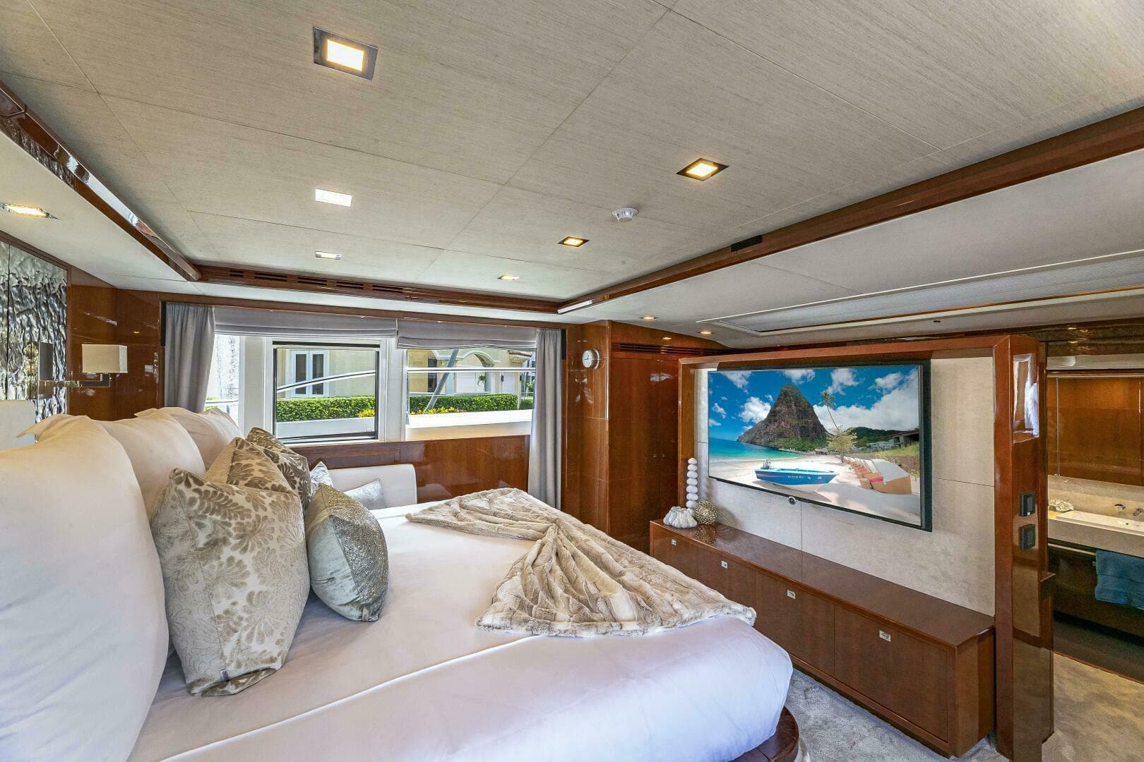 2012 Princess 32M — photo 19