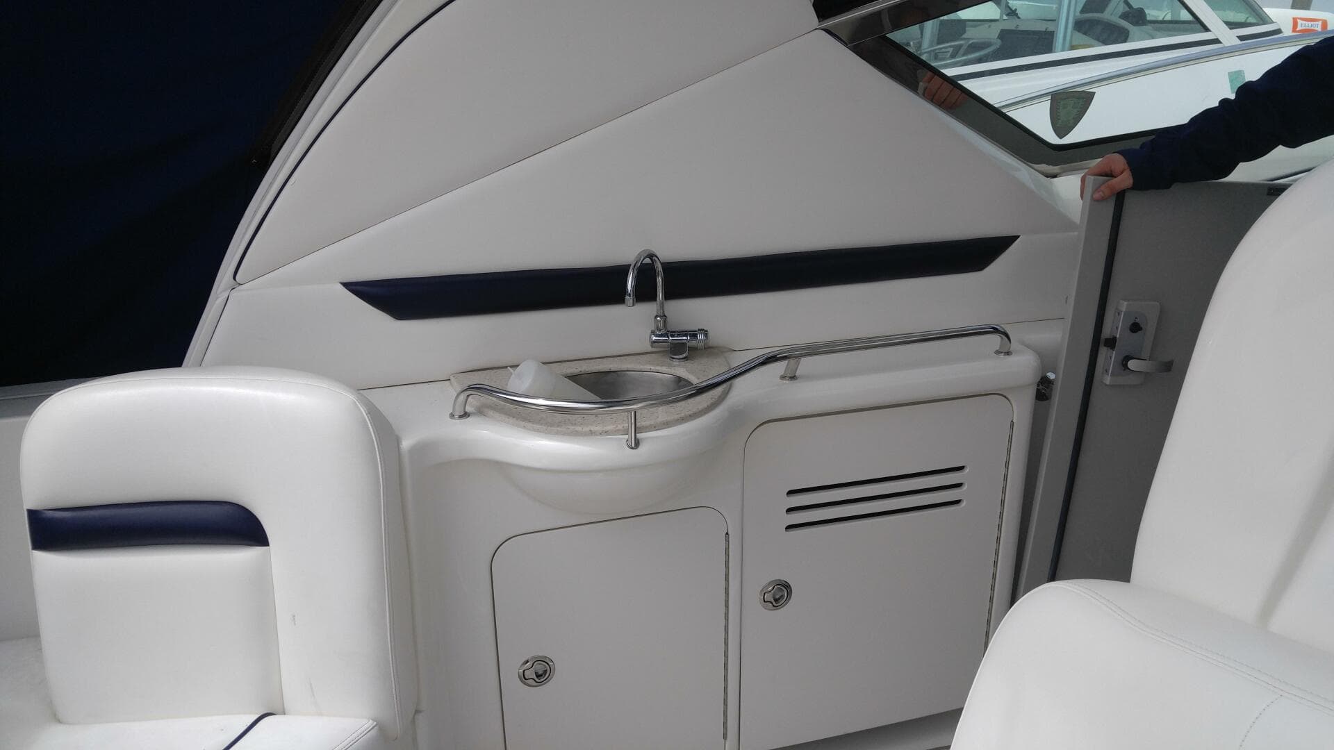 2011 Sea Ray 390 Sundancer — photo 11