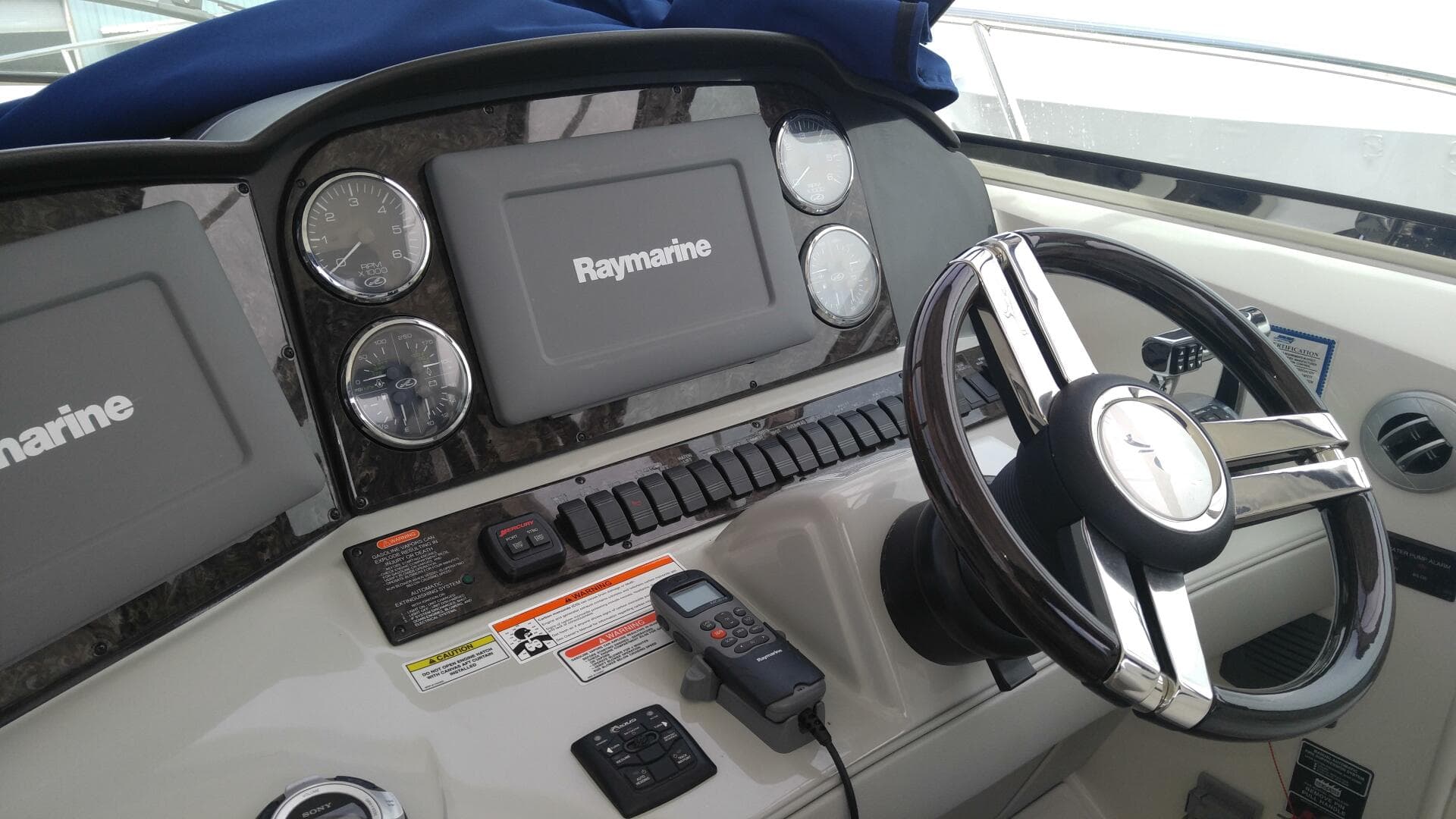 2011 Sea Ray 390 Sundancer — photo 10