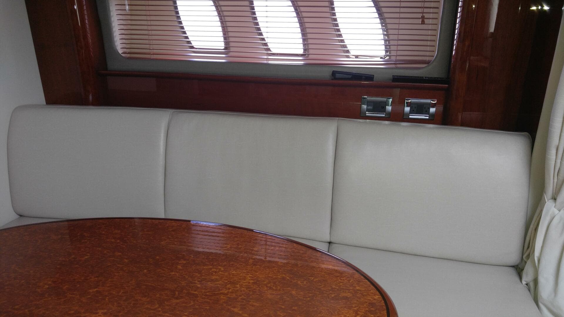 2011 Sea Ray 390 Sundancer — photo 13